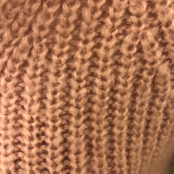 Cute V neck H&M’s M sweater - Picture 4 of 5